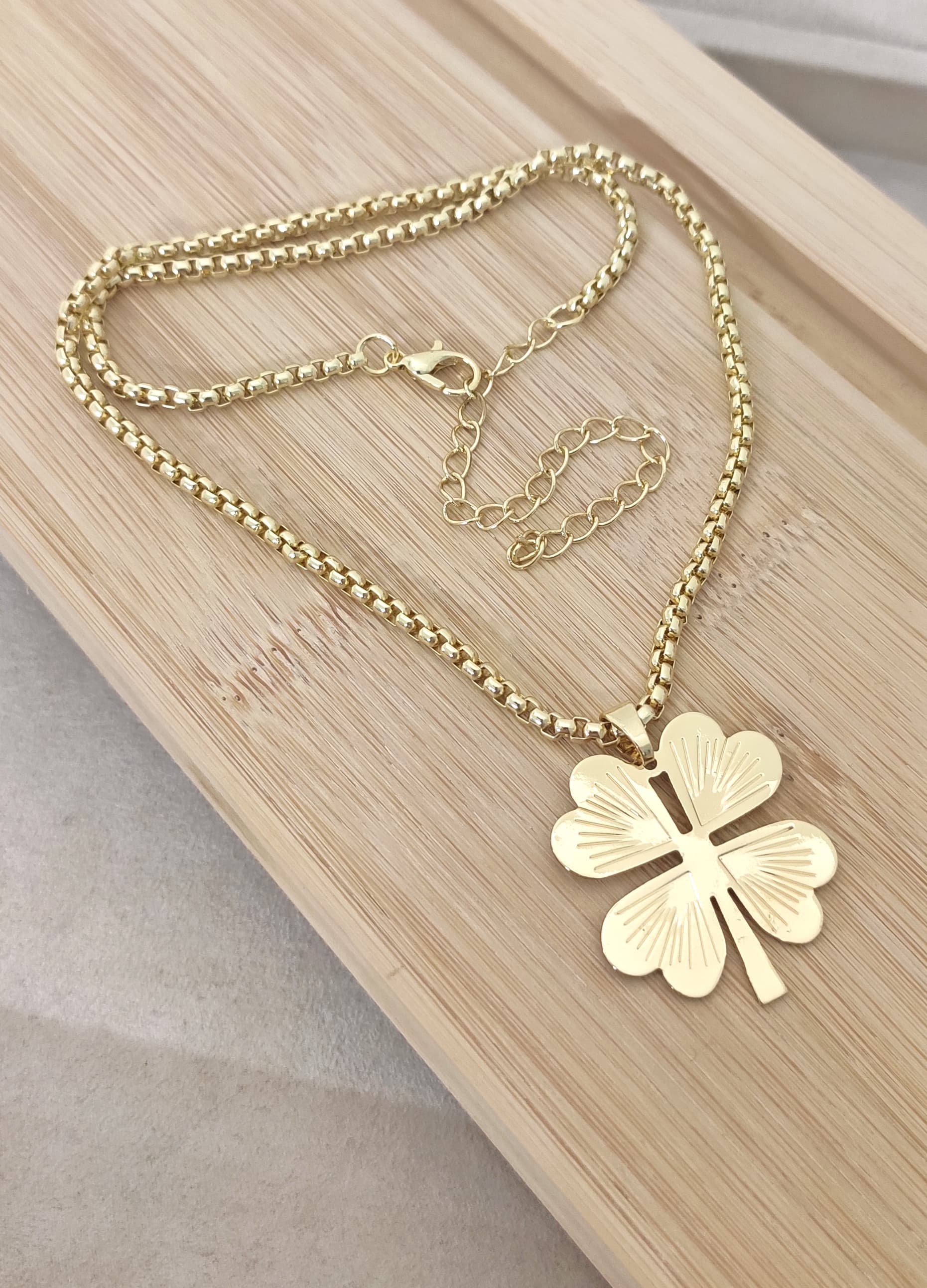 Thin yellow gilded necklace with clover pendant