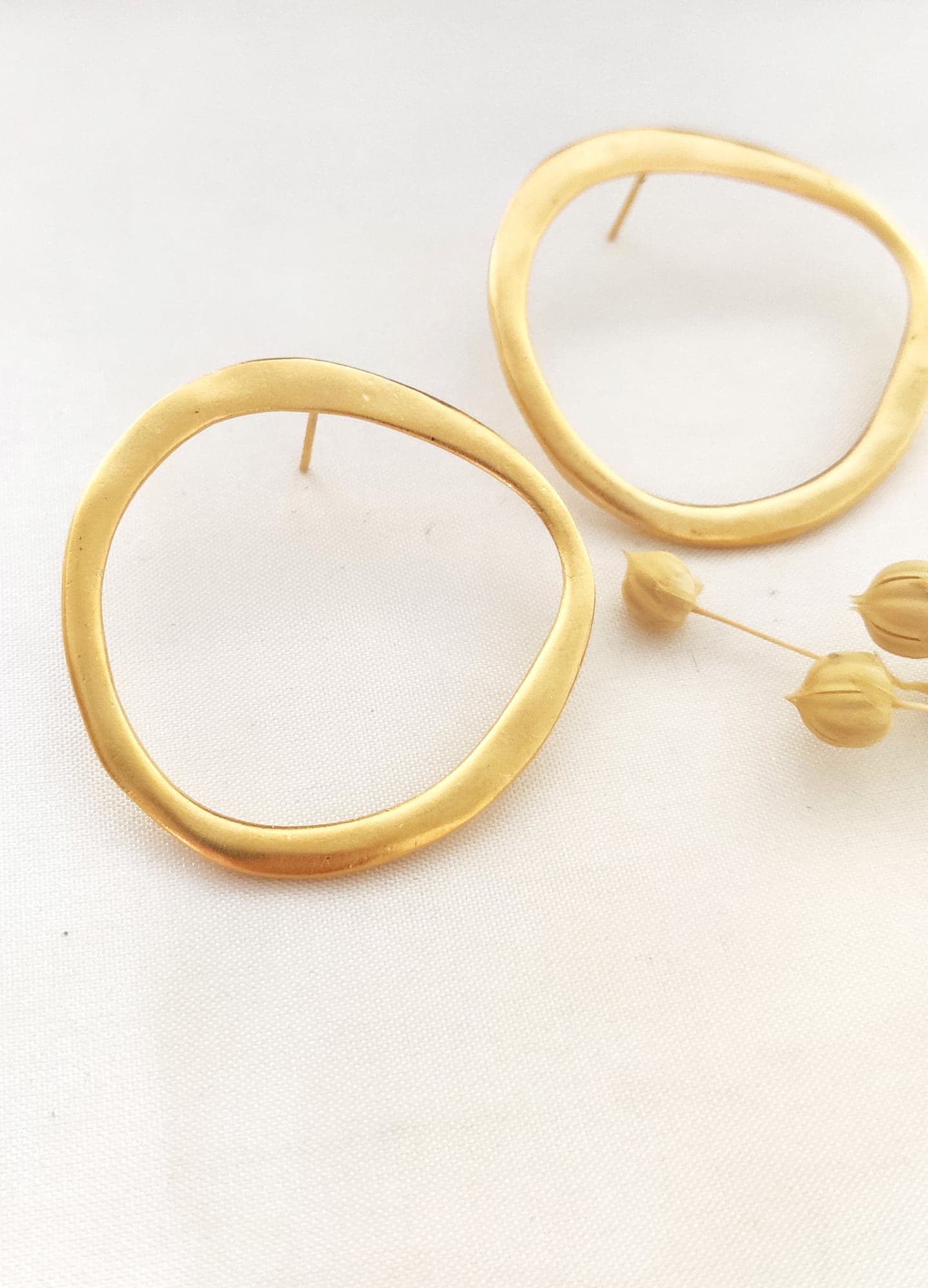 Rounded hoop earrings