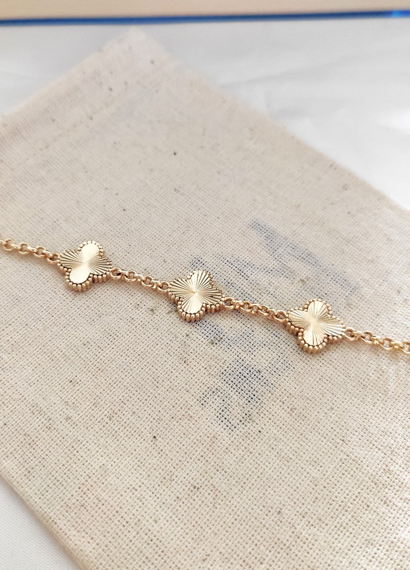 Bracelet with gold plated clovers