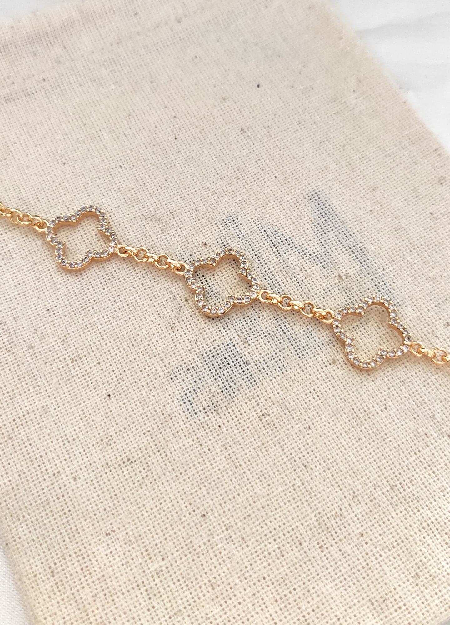 Bracelet with zirconium clovers